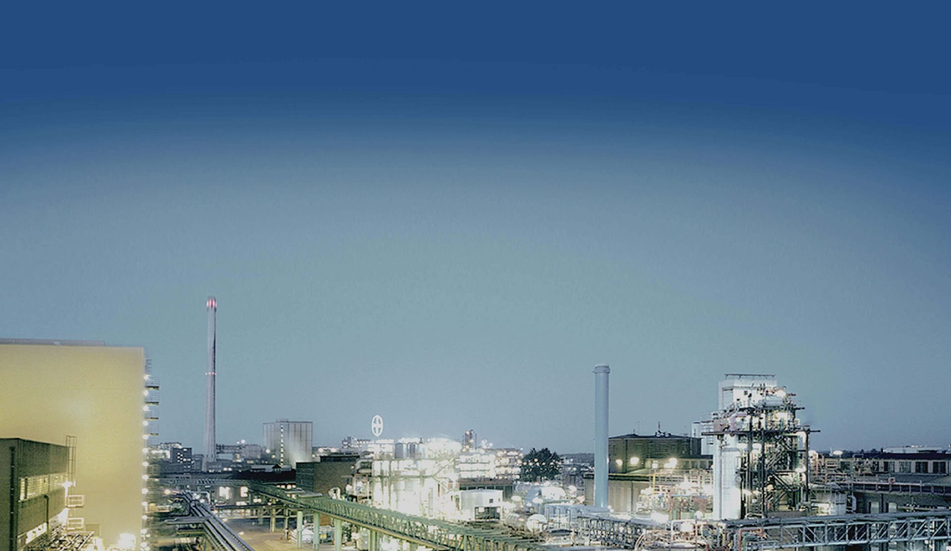 Panoramabild eines Industrieparks mit blauem Himmel