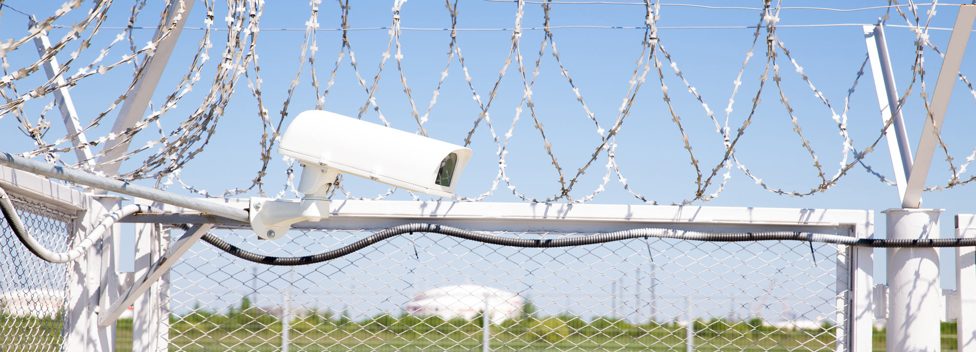 Perimeter Schutz Tor Zaun Schranke Stacheldraht Videoüberwachung Schutz Sicherheit Außenhaut Absicherung